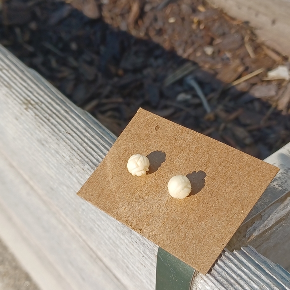 Vintage ivory stud earrings - Picture 1 of 7